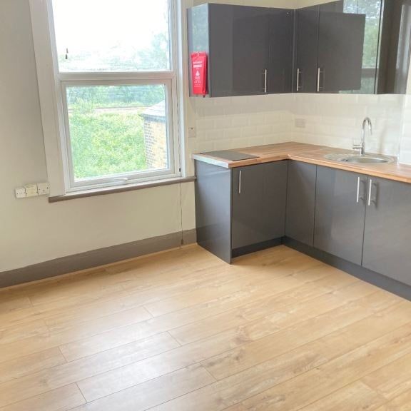 Studio Flat, Very Near Iverson Road Area, NW6 - Photo 1