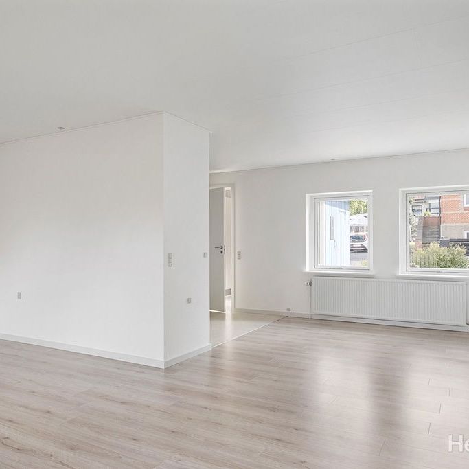 Rækkehus med nyere køkken og gulve i boligen - Foto 1