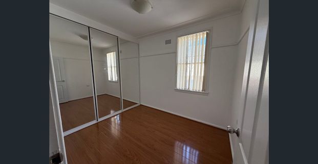 ✅ Freshly Painted & Ready! Sunny 3-Bed Home with Sunroom! - Photo 1