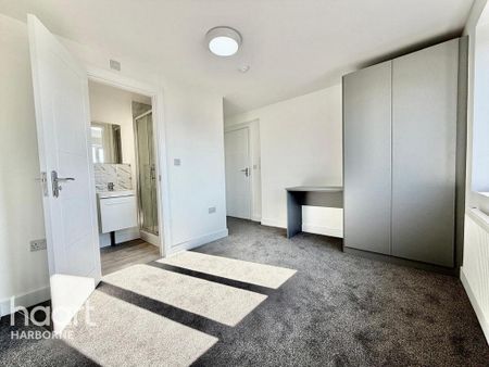 1 bedroom in a house share to rent - Photo 2