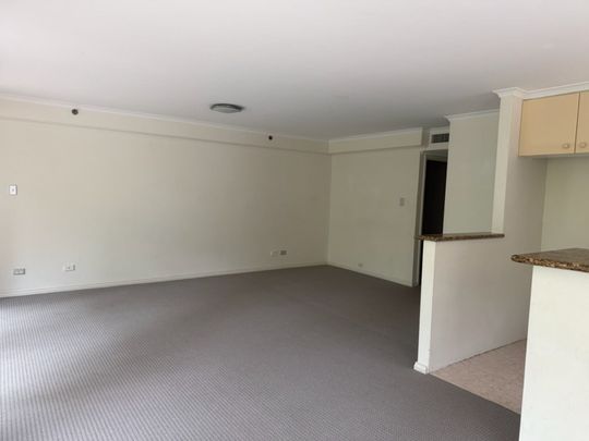 SPACIOUS, LIGHT & SUNNY, 3 BEDROOM SECURITY APARTMENT IN 'OSCAR ON HOLLYWOOD' - Photo 1