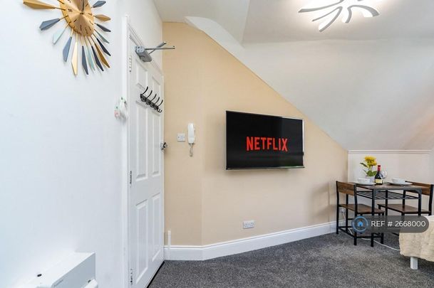 Studio to rent - Photo 1