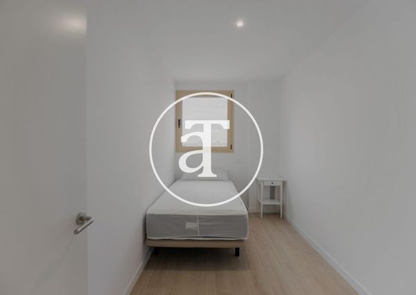 Penthouse apartment for rent with 3 bedrooms, balcony, terrace and 2 bathrooms in Badalona