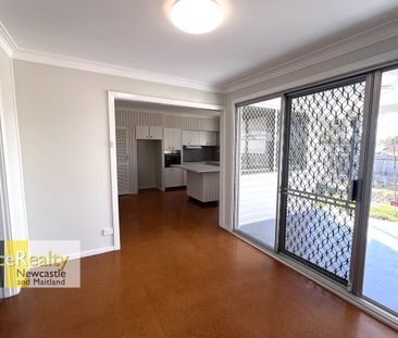 Renovated 3 bedroom delight! - Photo 3