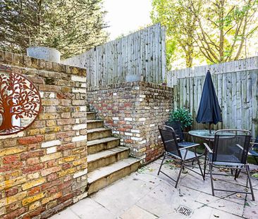 2 Bed Flat, St. John's Hill, SW11 - Photo 4