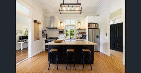 Stunning Fully Furnished Queenslander-Style Family Home – Broken Head - Photo 2