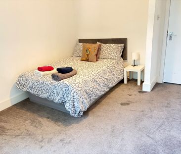 Room in a Shared House, Very Near St Marys Church Area, W5 - Photo 1