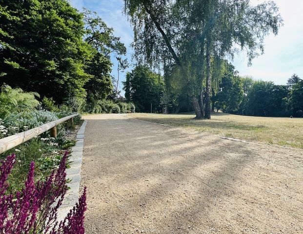 In top Lage: Dachgeschosswohnung mit EBK & sonniger Dachterrasse! - Foto 1