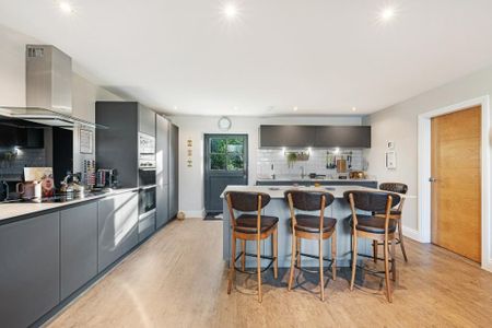 2 bedroom mews to rent - Photo 3
