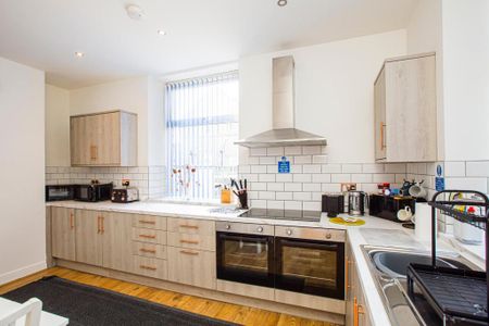 1 bedroom in a house share to rent - Photo 2