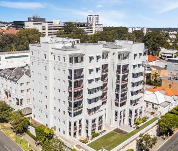 Light Filled West Perth Apartment with Dual Balconies & Prime Location - Photo 4