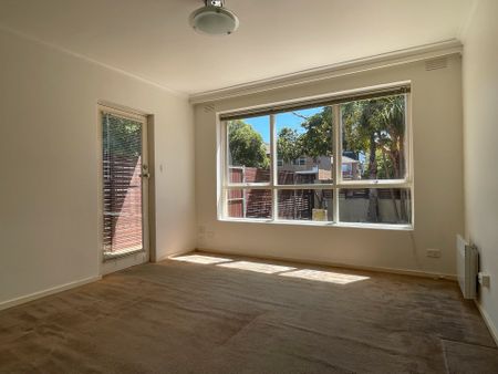 Ground Floor Secure Apartment with Private Courtyard - Photo 5