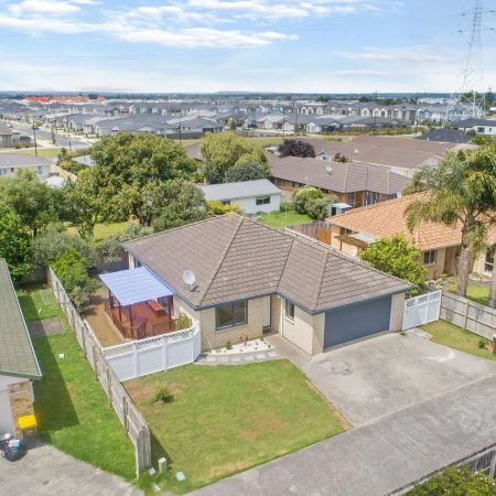 Stunning 4-Bedroom Home for Rent: 2 Bathrooms, Double Garage, and Fenced Yard! - Photo 5