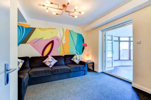 6 Bed Semi-Detached House, Auckland Drive, BN2 - Photo 1