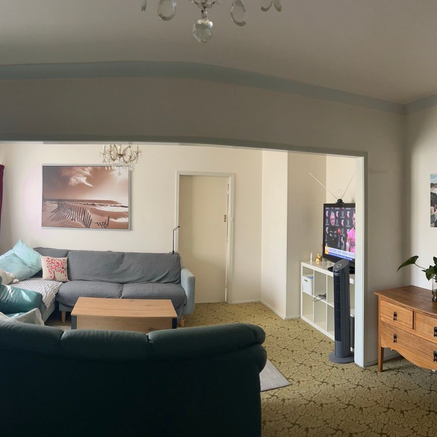 Croydon North - Photo 1