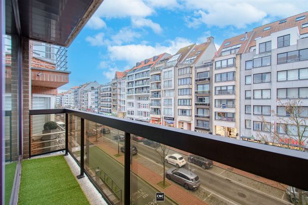 Gemeubeld appartement met 2 slaapkamers in het centrum van Knokke. Met autostandplaats in het gebouw. - Photo 1