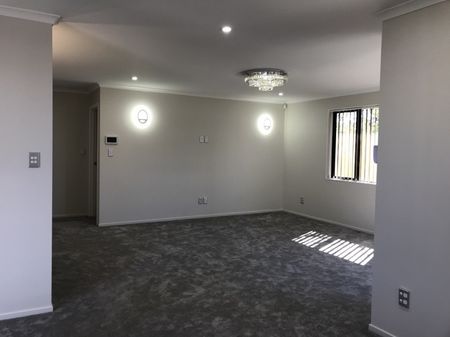 MANUREWA, 3 BEDROOMS - Photo 3