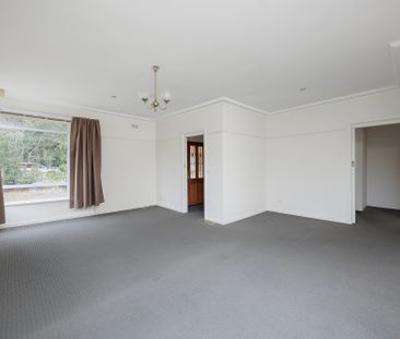 13 Rangeview Avenue, Malvern East VIC 3145 - House For Rent | Domain - Photo 1