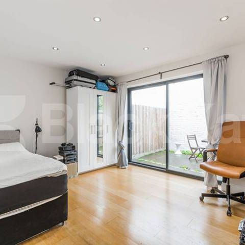 4 bedroom town house located on a private gated mews - Photo 1