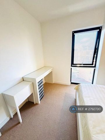 1 bedroom in a flat share to rent - Photo 3