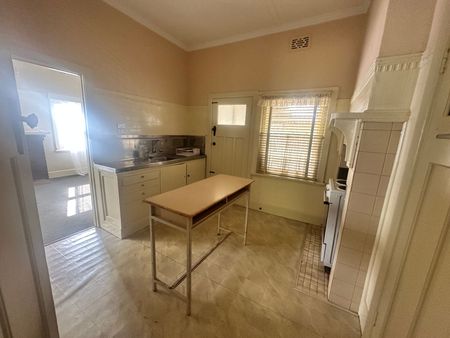 CHARMING INNER-CITY HOME - Photo 5