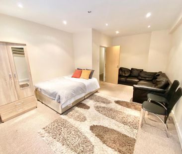 1 bedroom in a flat share to rent - Photo 1