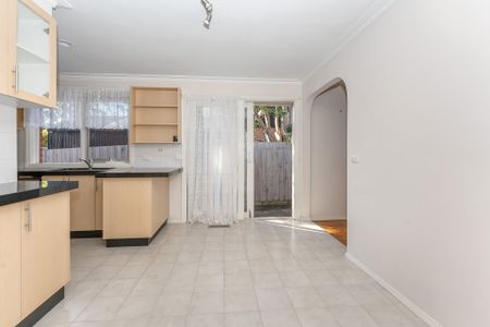 EASY TO MAINTAIN UNIT IN CAULFIELD SOUTH - Photo 3