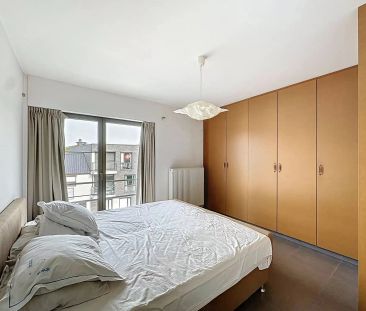 Ruim appartement met 2 slaapkamers, terras en overdekte staanplaats. - Foto 3