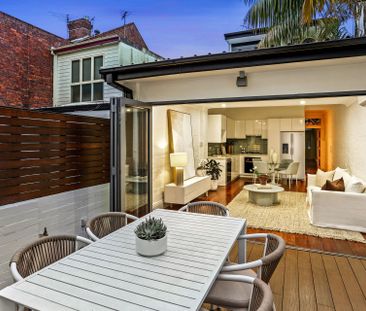 A spacious, light-filled inner city haven - Photo 2