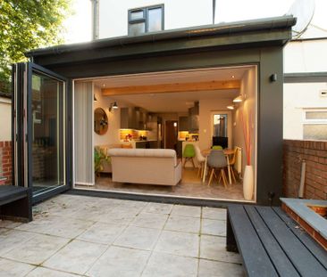 Fully remodelled to the highest specification! - Photo 3