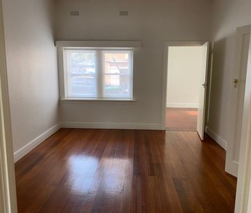 Charming 1930s Art Deco Duplex in a Quiet, Convenient Location - Photo 5