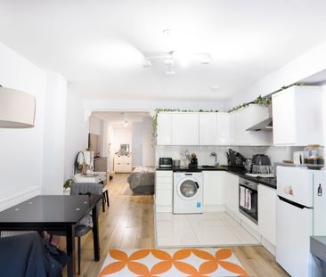 A charming studio flat with a private garden, set within a beautifu... - Photo 2