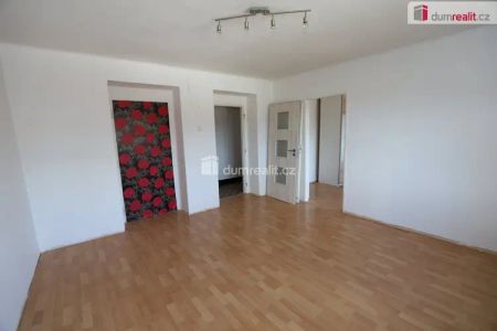 Udržovaný byt 2+1 ve druhém patře cihlové budovy v Ostrově - Photo 3