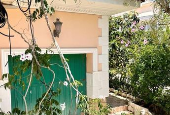 LONG TERM RENTAL. Spacious villa with 6 bedrooms for rent.