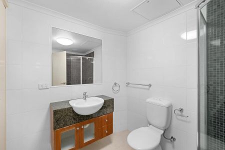 Modern 2-Bedroom Apartment in the Phoenix Complex – Walk to the CBD! - Photo 2