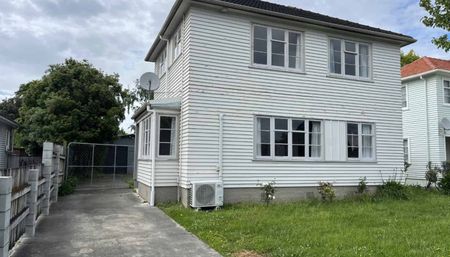 THREE BEDROOMS - ROSLYN - Photo 4