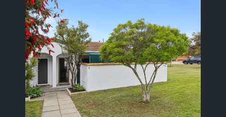 Stunning renovated villa with private courtyard. - Photo 2