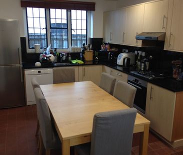 Bedsit, Very Near South Side The Common Area, W5 - Photo 3