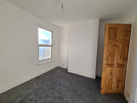 To Rent Albany Road, Chatham, ME4 £1,200 pcm - Photo 2