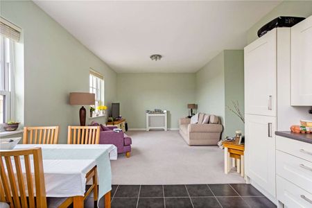 Beautiful top floor two bedroom apartment in Winchester Village. - Photo 3