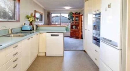 Warm & Cosy Family Home – Pets Welcome - Photo 4