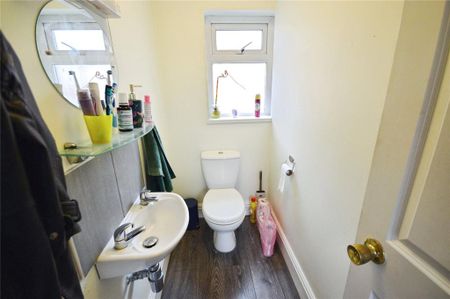 4 bedroom flat to rent - Photo 4