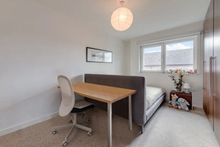 2 bedroom flat in London - Photo 3