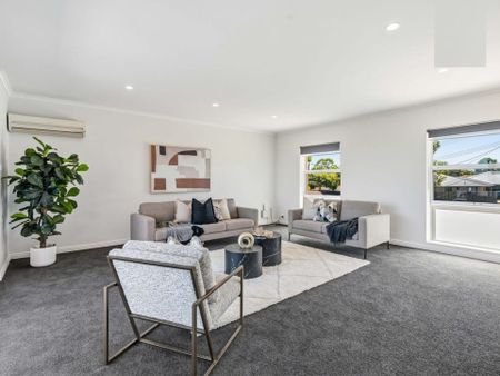 Spacious 4 Bedroom Family Home with City Views - Photo 4