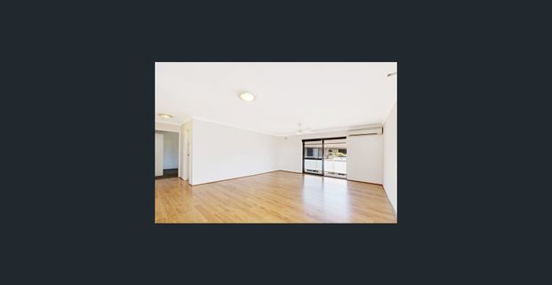 Enormous, top floor, 2 bedroom recently painted apartment - Photo 1