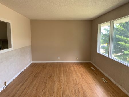 2 bdrms up 2 bdrms down well maintained Main Floor home in Winston heights! - Photo 5