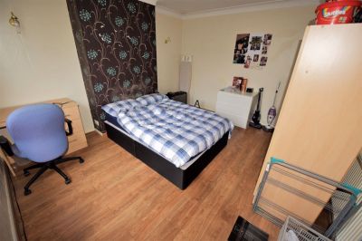 4 bedroom House in St Annes Road, Leeds - Photo 4
