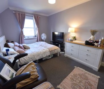 2 bedroom Flat in Montagu Drive, Leeds - Photo 1