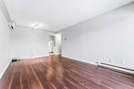 Spacious Two-Bedroom Condo for Rent Near Rideau River - Photo 3