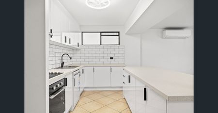 Beachside Living with Courtyard and Fresh Style - Photo 4